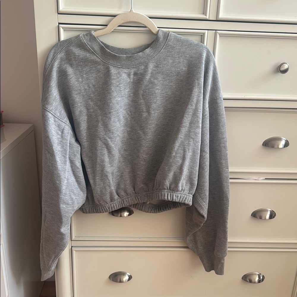 ALO Yoga Light Gray Sweatshirt - cropped